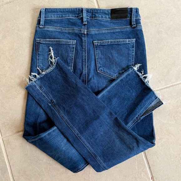 PAIGE Hoxton Slim Midrise Transcend Crop Jeans in Acoustic Distressed Wash - Picture 5 of 11